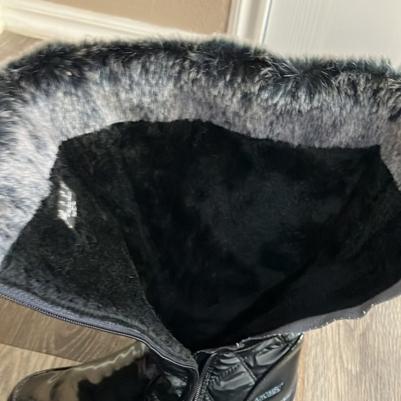 Winter boots. Size 9, black with black and grey faux fur lining - Picture 2 of 7